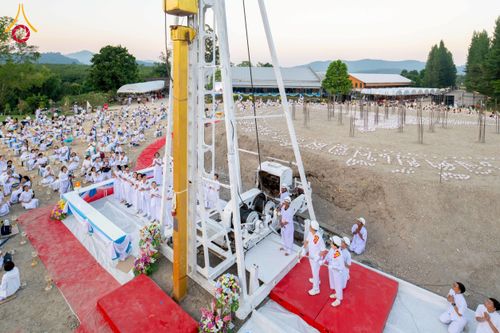 ภาพ No.275184:วันอาทิตย์ที่ 30 พฤศจิกายน พ.ศ. 2568 พิธีตอกเสาเข็ม "สร้างองค์พระเจดีย์เพื่อสร้างสันติภาพโลก" ต้นสุดท้าย ณ ศูนย์ปฏิบัติธรรมระยอง (บ้านช่องลม)