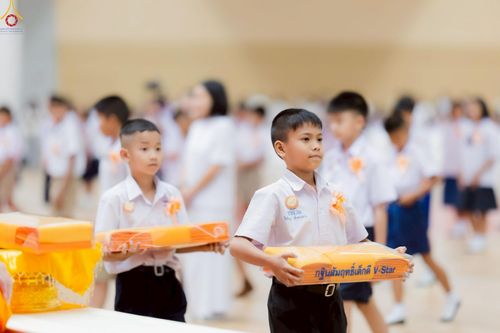 ภาพ No.246016:วันเสาร์ที่ 13 กันยายน พ.ศ. 2568 พิธีมอบผ้าไตรประธานกฐินสัมฤทธิ์เด็กดี V-Star ณ สภาธรรมกายสากล วัดพระธรรมกาย