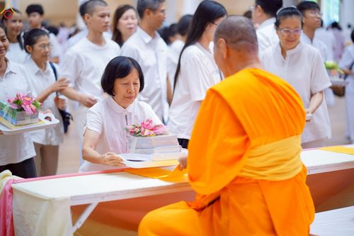 ภาพ No.225445:วันอาทิตย์ที่ 18 พฤษภาคม พ.ศ. 2568 พิธีร่วมบุญการศึกษา พระภิกษุ สามเณร ณ ห้องแก้วสารพัดนึก 2 วัดพระธรรมกาย