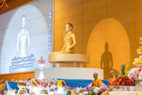 ภาพ No.143493:พิธีตักบาตร ข้าวสารอาหารแห้ง ณ บ้านแก้วเรือนทองคุณยายฯ และ พิธีบูชาข้าวพระ  ณ สภาธรรมกายสากล วัดพระธรรมกาย วันอาทิตย์ที่ 7 กรกฎาคม พ.ศ. 2567