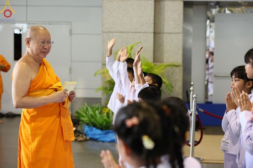 ภาพ No.150003:พิธีตักบาตร , พิธีปฎิบัติธรรม , พิธีถวายภัตตาหารเมนูสวรรค์ ในพรรษาแห่งการเข้าถึงธรรม วันธรรมชัย วันอังคารที่ 27 สิงหาคม พ.ศ.2567 ณ สภาธรรมกายสากล วัดพระธรรมกาย