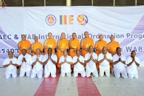 ภาพ No.230877:วันที่ 28 มิถุนายน พ.ศ. 2568 พิธีตัดปอยผมและปลงผม โครงการบวชพระนานาชาติ AEC & WAB รุ่นที่ 9 ณ วิหารคด 2 วัดพระธรรมกาย