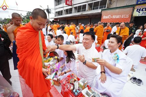 ภาพ No.146340:ตักบาตรพระ 1,384 รูป ทำบุญเมืองฝางครบรอบ 1,383 ปี ถวายเป็นพระราชกุศลแด่พระบาทสมเด็จพระเจ้าอยู่หัว เนื่องในโอกาสพระราชพิธีมหามงคล เฉลิมพระชนมพรรษา 6 รอบ 72 พรรษา วันเสาร์ที่ 27 กรกฎาคม พ.ศ.2567  ณ ถนนหน้าที่ว่าการอำเภอฝาง จ.เชียงใหม่