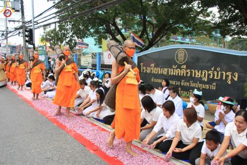 ภาพ No.120114:พิธีต้อนรับพระธรรมยาตรา ในโครงการธรรมยาตรา กตัญญูบูชา มหาปูชนียาจารย์ พระมงคลเทพมุนี(สด จนฺทสโร) พระผู้ปราบมาร อนุสรณ์สถาน 7 แห่ง ปีที่ 12 วันที่ 28 มกราคม พ.ศ. 2567 ณ วัดพระธรรมกาย จ.ปทุมธานี