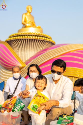 ภาพ No.201126:พิธีตักบาตรพระธรรมยาตรา ณ อนุสรณ์สถานลำดับที่ 5 สถานที่เผยแผ่วิชชาธรรมกายครั้งแรก อนุสรณ์สถานบางปลา วัดบางปลา อำเภอบางเลน จังหวัดนครปฐม ในโครงการธรรมยาตรา กตัญญูบูชา มหาปูชนียาจารย์ พระมงคลเทพมุนี(สด จนฺทสโร) พระผู้ปราบมาร อนุสรณ์สถาน 7 แห่ง ปีที่ 13