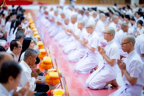 ภาพ No.217050:วันเสาร์ที่ 12 เมษายน พ.ศ. 2568 พิธีเวียนประทักษิณรอบพระมหาธรรมกายเจดีย์  พิธีวันทาเจดีย์ พิธีขอขมาและมอบผ้าไตร ในโครงการอุปสมบทหมู่ บูชาธรรมหลวงพ่อธัมมชโย, โครงการธรรมทายาท ระดับอุดมศึกษา รุ่นที่ 52 ,  โครงการบวชพระนานาชาติ AEC & WAB CEO รุ่นที่ 4 , ณ ว