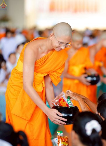 ภาพ No.263967:วันอาทิตย์ที่ 2 พฤศจิกายน พ.ศ. 2568 พิธีตักบาตรอาทิตย์ต้นเดือน ณ บ้านแก้วเรือนทองคุณยายฯ วัดพระธรรมกาย