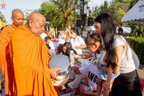 ภาพ No.235251:วันอาทิตย์ที่ 27 กรกฎาคม พ.ศ. 2568 พิธีตักบาตรพระ1,000 รูป ทำบุญเมืองพัทลุง ประธานสงฆ์ พระปริยัติวชิโรดม  เจ้าคณะจังหวัดพัทลุง ประธานฆราวาส นายรัฐศาสตร์ ชิดชู  ผู้ว่าราชการจังหวัดพัทลุง