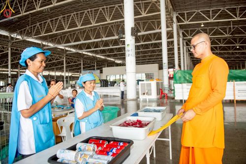 ภาพ No.214432:วันที่ 29 มีนาคม พ.ศ.2568 กิจกรรมใส่ถุงซิปกล่องไทยธรรม เพื่อรักษาความประณีตของกล่องไทยธรรม ในทุกสภาพอากาศ ณ บ้านแก้วเรือนทองคุณยาย วัดพระธรรมกาย