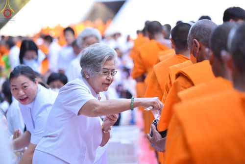ภาพ No.107475:พิธีตักบาตรพระธรรมยาตราฯ ในโครงการธรรมยาตรากตัญญูบูชา มหาปูชนียาจารย์ พระมงคลเทพมุนี(สด จนฺทสโร) พระผู้ปราบมาร ปีที่ 12 ณ อนุสรณ์สถานมหาวิหารพระมงคลเทพมุนี อ.สองพี่น้อง จ.สุพรรณบุรี วันที่ 7 มกราคม พ.ศ. 2567