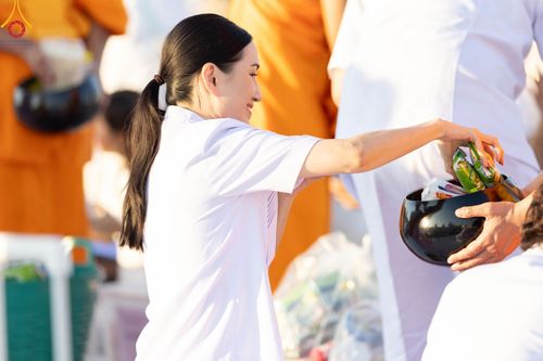 ภาพ No.105343:พิธีตักบาตรฉลองพระบวชใหม่ รุ่นบูชาธรรมมหาปูชนียาจารย์ และต้อนรับศักราชใหม่ วันจันทร์ที่ 1 มกราคม พ.ศ. 2567 ณ ลานธรรมพระมหาธรรมกายเจดีย์ วัดพระธรรมกาย