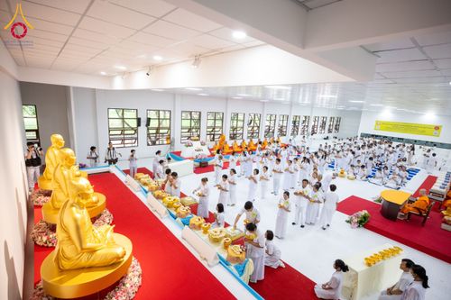 ภาพ No.160900:พิธีเจริญพระพุทธมนต์ และปิดแผ่นทองรูปเหมือน พระเดชพระคุณพระมงคลเทพมุนี (สด จนฺทสโร) พระผู้ปราบมาร จำนวน 3 องค์ วันเสาร์ที่ 5 ตุลาคม พ.ศ. 2567 ณ อาคารปลูกศรัทธา 2 (ชานชลาเดิม) วัดพระธรรมกาย อ.คลองหลวง จ.ปทุมธานี