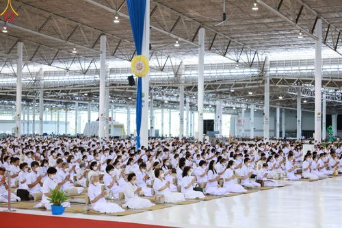 ภาพ No.83018:พิธีตักบาตร ณ บ้านแก้วเรือนทองคุณยายอาจารย์ฯ พิธีบูชาข้าวพระ ณ สภาธรรมกายสากล วัดพระธรรมกาย ในวันอาทิตย์ต้นเดือนที่ 2 ก.ค. พ.ศ.2566