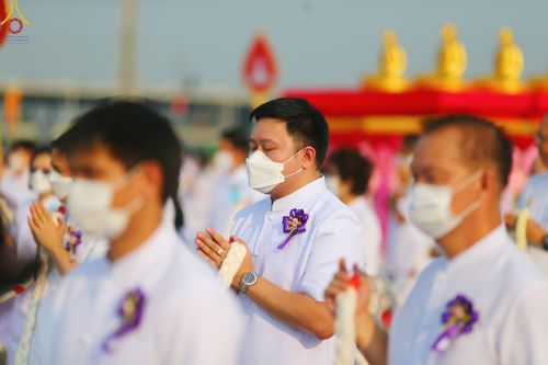 ภาพ No.79190:พิธีอัญเชิญองค์พระบรมพุทธเจ้า 24 องค์ เวียนประทักษิณรอบพระมหาธรรมกายเจดีย์ ณ วัดพระธรรมกาย  วันที่ 2 เมษายน พ.ศ. 2566