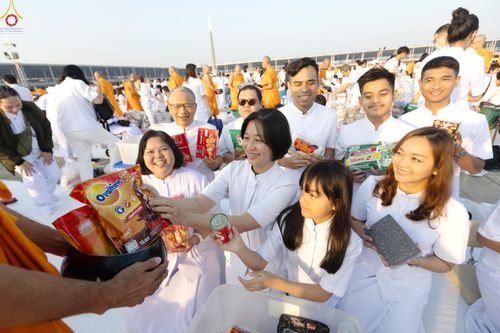 ภาพ No.279885:วันที่ 1 มกราคม พ.ศ.2569 พิธีตักบาตรในวันขึ้นปีใหม่ ณ ลานธรรม วัดพระธรรมกาย