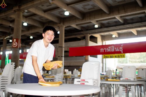 ภาพ No.322329:วันที่ 15 เมษายน พ.ศ.2569 การเตรียมงาน เช็ดโต๊ะ เก้าอี้ ปูผ้าโต๊ะฉัน เพื่องานถวายมหาสังฆทาน 40,000 กว่าวัดทั่วประเทศ วันคุ้มครองโลก 22 เมษายน พ.ศ.2569 วัดพระธรรมกาย