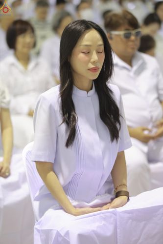 ภาพ No.311403:วันอาทิตย์ต้นเดือนที่ 1 มีนาคม พ.ศ.2569 พิธีตักบาตร และ พิธีบูชาข้าวพระ ณ สภาธรรมกายสากล วัดพระธรรมกาย