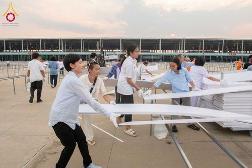 ภาพ No.326349:วันที่ 26 -27 เมษาบน พ.ศ.2569 การเก็บงานแผ่นหน้าโต๊ะที่ลานธรรม งานถวายมหาสังฆทาน 40,000 กว่าวัดทั่วประเทศ ณ ลานธรรม วัดพระธรรมกาย