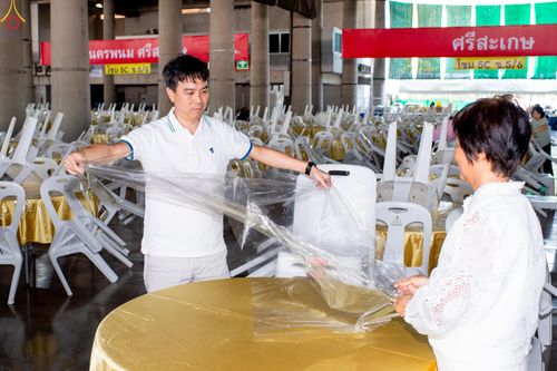 ภาพ No.322322:วันที่ 15 เมษายน พ.ศ.2569 การเตรียมงาน เช็ดโต๊ะ เก้าอี้ ปูผ้าโต๊ะฉัน เพื่องานถวายมหาสังฆทาน 40,000 กว่าวัดทั่วประเทศ วันคุ้มครองโลก 22 เมษายน พ.ศ.2569 วัดพระธรรมกาย