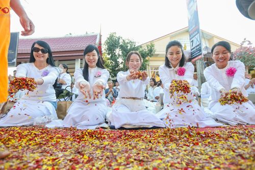 ภาพ No.295199:วันที่ 16 มกราคม พ.ศ. 2569 พิธีต้อนรับพระธรรมยาตรา อนุสรณ์สถานลำดับที่ 4 (ภาพชุดที่ 2) สถานที่เกิดด้วยกายธรรม ณ วัดโบสถ์บน ต.บางคูเวียง จ.นนทบุรี ในโครงการธรรมยาตรา กตัญญูบูชา มหาปูชนียาจารย์ พระมงคลเทพมุนี(สด จนฺทสโร) พระผู้ปราบมาร อนุสรณ์สถาน 7 แห่ง ปี