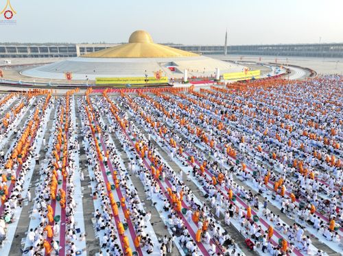 ภาพ No.279892:วันที่ 1 มกราคม พ.ศ.2569 พิธีตักบาตรในวันขึ้นปีใหม่ ณ ลานธรรม วัดพระธรรมกาย