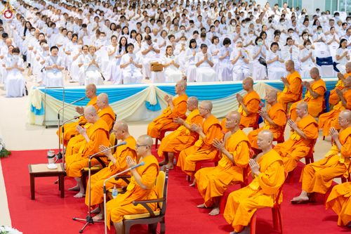 ภาพ No.311411:วันอาทิตย์ต้นเดือนที่ 1 มีนาคม พ.ศ.2569 พิธีตักบาตร และ พิธีบูชาข้าวพระ ณ สภาธรรมกายสากล วัดพระธรรมกาย