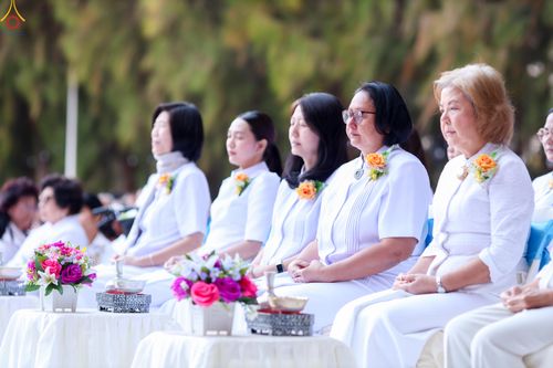 ภาพ No.289210:วันที่ 7 มกราคม พ.ศ. 2569 พิธีตักบาตรพระธรรมยาตรา ณ อนุสรณ์สถานลำดับที่ 1 สถานที่เกิดด้วยรูปกายเนื้อ อนุสรณ์สถานมหาวิหารพระมงคลเทพมุนี (โลตัสแลนด์) อ.สองพี่น้อง จ.สุพรรณบุรี ในโครงการธรรมยาตรา กตัญญูบูชา มหาปูชนียาจารย์ พระมงคลเทพมุนี(สด จนฺทสโร) พระผู้ป