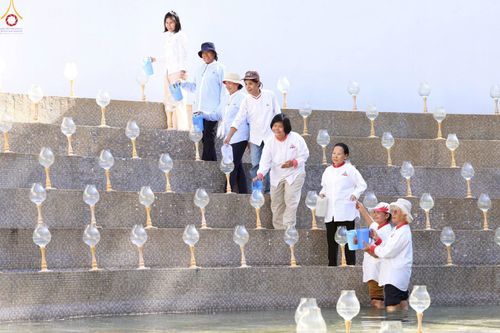 ภาพ No.300465:ภาพเบื้องหลังอาสาสมัครรวมใจ ชุดที่ 3 ในโครงการธรรมยาตรา กตัญญูบูชา มหาปูชนียาจารย์ พระมงคลเทพมุนี(สด จนฺทสโร) พระผู้ปราบมาร อนุสรณ์สถาน 7 แห่ง ปีที่ 14