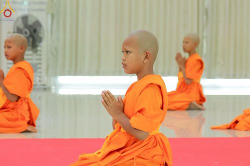 ภาพ No.216285:วันเสาร์ที่ 5 เมษายน พ.ศ. 2568 พิธีตัดปอยผม พิธีขอขมาผู้ปกครอง พิธีขอขมามอบผ้าไตร พิธีบรรพชา พิธีถวายบาตรสามเณร ณ ศูนย์ปฏิบัติธรรมและศูนย์อบรมเยาวชนเพชรบุรี ต.ท่าแลง อ.ท่ายาง จ.เพชรบุรี