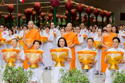 ภาพ No.227460:วันเสาร์ที่ 31 พฤษภาคม พ.ศ. 2568 พิธีเวียนประทักษิณรอบพระอุโบสถ ในพิธีอุปสมบท สามเณรเตรียม DCI รุ่นที่ 22 ณ อุโบสถพระไตรปิฎก วัดพระธรรมกาย
