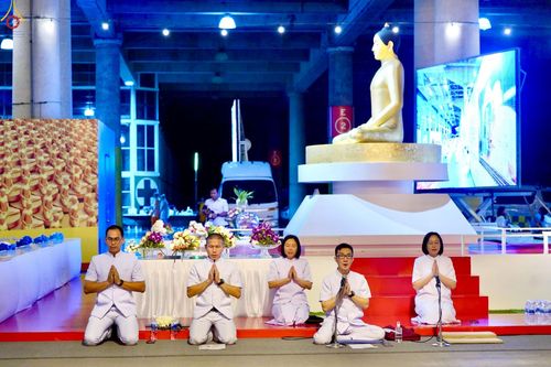 ภาพ No.244307:วันที่ 7 กันยายน พ.ศ. 2568 พิธีจุดประทีป วันครูผู้ค้นพบวิชชาธรรมกาย ณ ลานธรรมฯ และวิหารคด วัดพระธรรมกาย