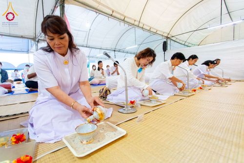 ภาพ No.198422:พิธีถวายภัตตาหารเป็นสังฆทาน แด่พระธรรมยาตรา ณ อนุสรณ์สถานบางปลา วัดบางปลา อำเภอบางเลน จังหวัดนครปฐม ในโครงการธรรมยาตรา กตัญญูบูชา มหาปูชนียาจารย์ พระมงคลเทพมุนี(สด จนฺทสโร) พระผู้ปราบมาร อนุสรณ์สถาน 7 แห่ง ปีที่ 13 วันที่ 20 มกราคม พ.ศ. 2568