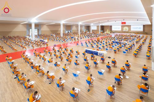 ภาพ No.208882:พระบาทสมเด็จพระเจ้าอยู่หัวทรงพระกรุณาโปรดเกล้าฯ พระราชทานภัตตาหารพระราชทาน แด่พระภิกษุ สามเณร ในการสอบบาลีสนามหลวง ณ วัดพระธรรมกาย วันที่ 22 กุมภาพันธ์ พ.ศ. 2568 ณ วัดพระธรรมกาย อำเภอคลองหลวง จังหวัดปทุมธานี