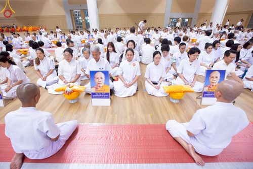 ภาพ No.217049:วันเสาร์ที่ 12 เมษายน พ.ศ. 2568 พิธีเวียนประทักษิณรอบพระมหาธรรมกายเจดีย์  พิธีวันทาเจดีย์ พิธีขอขมาและมอบผ้าไตร ในโครงการอุปสมบทหมู่ บูชาธรรมหลวงพ่อธัมมชโย, โครงการธรรมทายาท ระดับอุดมศึกษา รุ่นที่ 52 ,  โครงการบวชพระนานาชาติ AEC & WAB CEO รุ่นที่ 4 , ณ ว