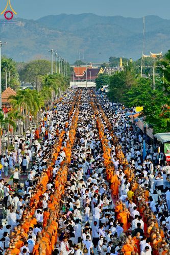 ภาพ No.101917:ตักบาตรพระ 10,000 รูป เติมบุญให้แผ่นดิน เนื่องในโอกาส 192 ปี จังหวัดกาญจนบุรี หนึ่งในโครงการตักบาตรพระ 2,000,000 รูป  77 จังหวัดทุกวัดทั่วไทย วันจันทร์ที่ 11 ธันวาคม พ.ศ. 2566 บริเวณถนนสองแคว (SKY WALK) เมืองกาญจนบุรี