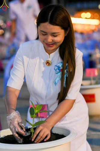 ภาพ No.160519:พิธีปลูกต้นทรัพย์บานชื่น ณ ลานธรรม พระมหาธรรมกายเจดีย์ วัดพระธรรมกาย จ.ปทุมธานี วันพฤหัสบดีที่ 10 ตุลาคม พ.ศ. 2567