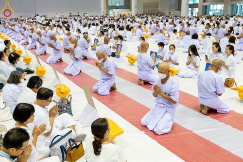 ภาพ No.101520:พิธีเวียนประทักษิณ, พิธีวันทาเจดีย์, พิธีขอขมาและมอบผ้าไตร ในโครงการอุปสมบทหมู่ รุ่นบูชาธรรมมหาปูชนียาจารย์ ณ วัดพระธรรมกาย ในวันที่ 9 ธันวาคม พ.ศ. 2566