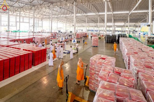 ภาพ No.214431:วันที่ 29 มีนาคม พ.ศ.2568 กิจกรรมใส่ถุงซิปกล่องไทยธรรม เพื่อรักษาความประณีตของกล่องไทยธรรม ในทุกสภาพอากาศ ณ บ้านแก้วเรือนทองคุณยาย วัดพระธรรมกาย