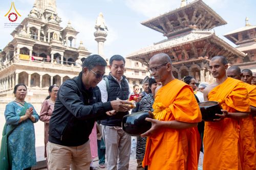 ภาพ No.213207:วันที่ 17 - 18 มีนาคม พ.ศ. 2568 คณะสงฆ์และสามเณรเดินบิณฑบาต รอบเมืองในพื้นที่ วัดสยมภูวนาถและราชวังปาตัน ณ เมืองกาฐมาณฑุ ประเทศเนปาล