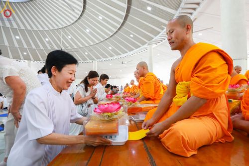 ภาพ No.143280:พิธีถวายภัตตาหารเพื่อเป็นกำลังแห่งการเข้าถึงธรรม ของพระภิกษุสามเณร วัดพระธรรมกาย วันเสาร์ที่ 6 กรกฏาคม พ.ศ. 2567 ณ หอฉันคุณยายอาจารย์ วัดพระธรรมกาย จ.ปทุมธานี