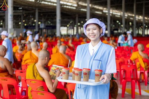 ภาพ No.58917:V.40 ภัตตาหารพระหมื่นวัด เราจัดให้ การปฏิบัติงานของเจ้าหน้าที่และอาสาสมัคร เพื่อรับบุญในการถวายภัตตาหาร แด่คณะสงฆ์ 10,000 กว่าวัดทั่วประเทศ ที่มาร่วมงานวันคุ้มครองโลก จันทร์ที่ 22 เมษายน พ.ศ. 2567 ณ วัดพระธรรมกาย