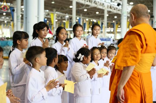ภาพ No.150002:พิธีตักบาตร , พิธีปฎิบัติธรรม , พิธีถวายภัตตาหารเมนูสวรรค์ ในพรรษาแห่งการเข้าถึงธรรม วันธรรมชัย วันอังคารที่ 27 สิงหาคม พ.ศ.2567 ณ สภาธรรมกายสากล วัดพระธรรมกาย