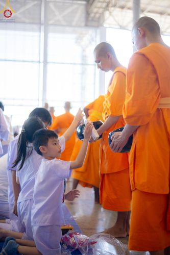 ภาพ No.151097:พิธีตักบาตร ในวันอาทิตย์ต้นเดือน วันที่ 1 กันยายน พ.ศ. 2567 ณ สภาธรรมกายสากล วัดพระธรรมกาย