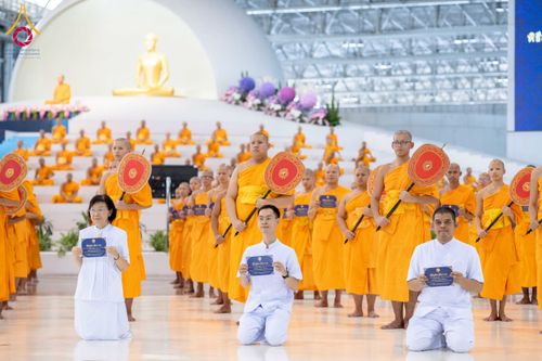 ภาพ No.237538:วันอาทิตย์ที่ 10 สิงหาคม พ.ศ.2568 พิธีมอบใบประกาศเกียรติคุณ โครงการสอบบาลี "ฉลองแชมป์" บูชาธรรม 80 ปี หลวงพ่อธัมมชโย ประจำปี 2568 และ พิธีมอบดวงแก้วสามเณรทรงบาลีไวยากรณ์ ณ สภาธรรมกายสากล วัดพระธรรมกาย ปทุมธานี