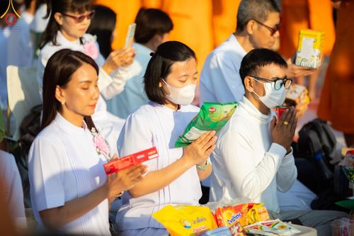 ภาพ No.193055:พิธีตักบาตรพระธรรมยาตรา ณ อนุสรณ์สถานคลองบางนางแท่น อ.สามพราน จ.นครปฐม ในโครงการธรรมยาตรา กตัญญูบูชา มหาปูชนียาจารย์ พระมงคลเทพมุนี(สด จนฺทสโร) พระผู้ปราบมาร อนุสรณ์สถาน 7 แห่ง ปีที่ 13 วันที่ 11 มกราคม พ.ศ.2568