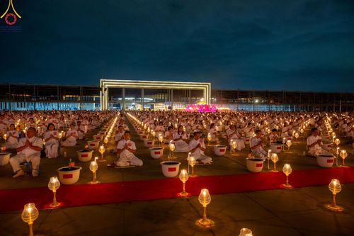 ภาพ No.160680:พิธีจุดประทีป 20,000 ดวง บูชาพระมหาธรรมกายเจดีย์ และบูชาพระมงคลเทพมุนี (สด จนฺทสโร) พระผู้ปราบมาร ณ ลานธรรม พระมหาธรรมกายเจดีย์ วัดพระธรรมกาย จ.ปทุมธานี วันที่ 10 ตุลาคม พ.ศ. 2567