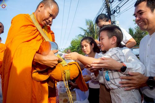 ภาพ No.235250:วันอาทิตย์ที่ 27 กรกฎาคม พ.ศ. 2568 พิธีตักบาตรพระ1,000 รูป ทำบุญเมืองพัทลุง ประธานสงฆ์ พระปริยัติวชิโรดม  เจ้าคณะจังหวัดพัทลุง ประธานฆราวาส นายรัฐศาสตร์ ชิดชู  ผู้ว่าราชการจังหวัดพัทลุง