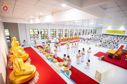 ภาพ No.160899:พิธีเจริญพระพุทธมนต์ และปิดแผ่นทองรูปเหมือน พระเดชพระคุณพระมงคลเทพมุนี (สด จนฺทสโร) พระผู้ปราบมาร จำนวน 3 องค์ วันเสาร์ที่ 5 ตุลาคม พ.ศ. 2567 ณ อาคารปลูกศรัทธา 2 (ชานชลาเดิม) วัดพระธรรมกาย อ.คลองหลวง จ.ปทุมธานี