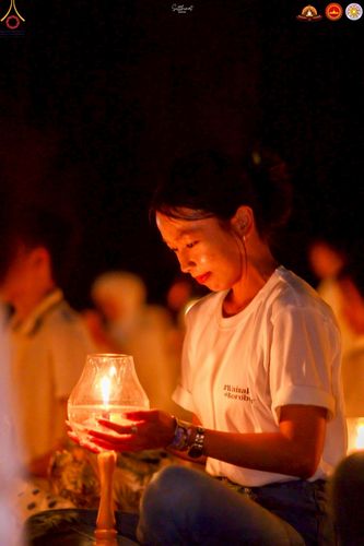 ภาพ No.224576:วันจันทร์ที่ 12 พฤษภาคม พ.ศ. 2568  ชาวพุทธในอินโดนีเซีย ร่วมฉลองวิสาขบูชาจุดประทีปกว่า 200,000 ดวง ณ พระมหาเจดีย์บรมพุทโธ  เจริญพุทธมนต์ถวาย “พระวชิรเกล้าเจ้าอยู่หัว”