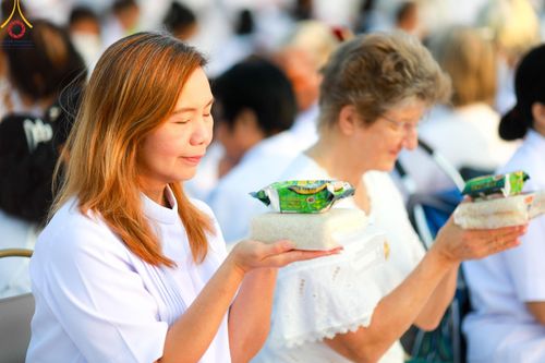 ภาพ No.112799:พิธีตักบาตรพระธรรมยาตราฯ ณ วัดสองพี่น้อง จ.สุพรรณบุรี วันที่ 15 มกราคม พ.ศ. 2567